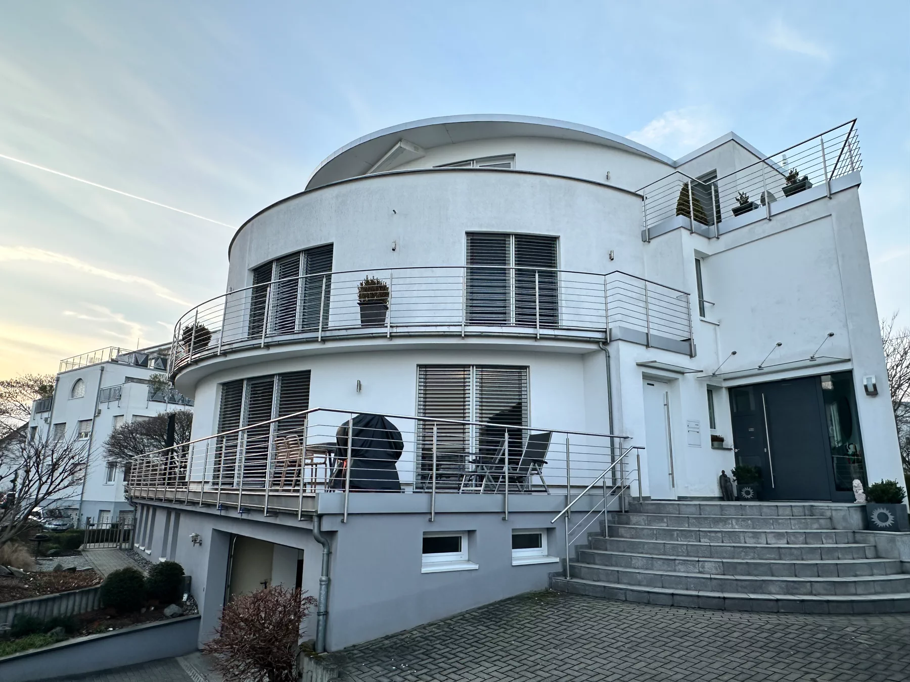 Modernes Wohnhaus mit gerundeter Fassade im Landkreis Bergstraße