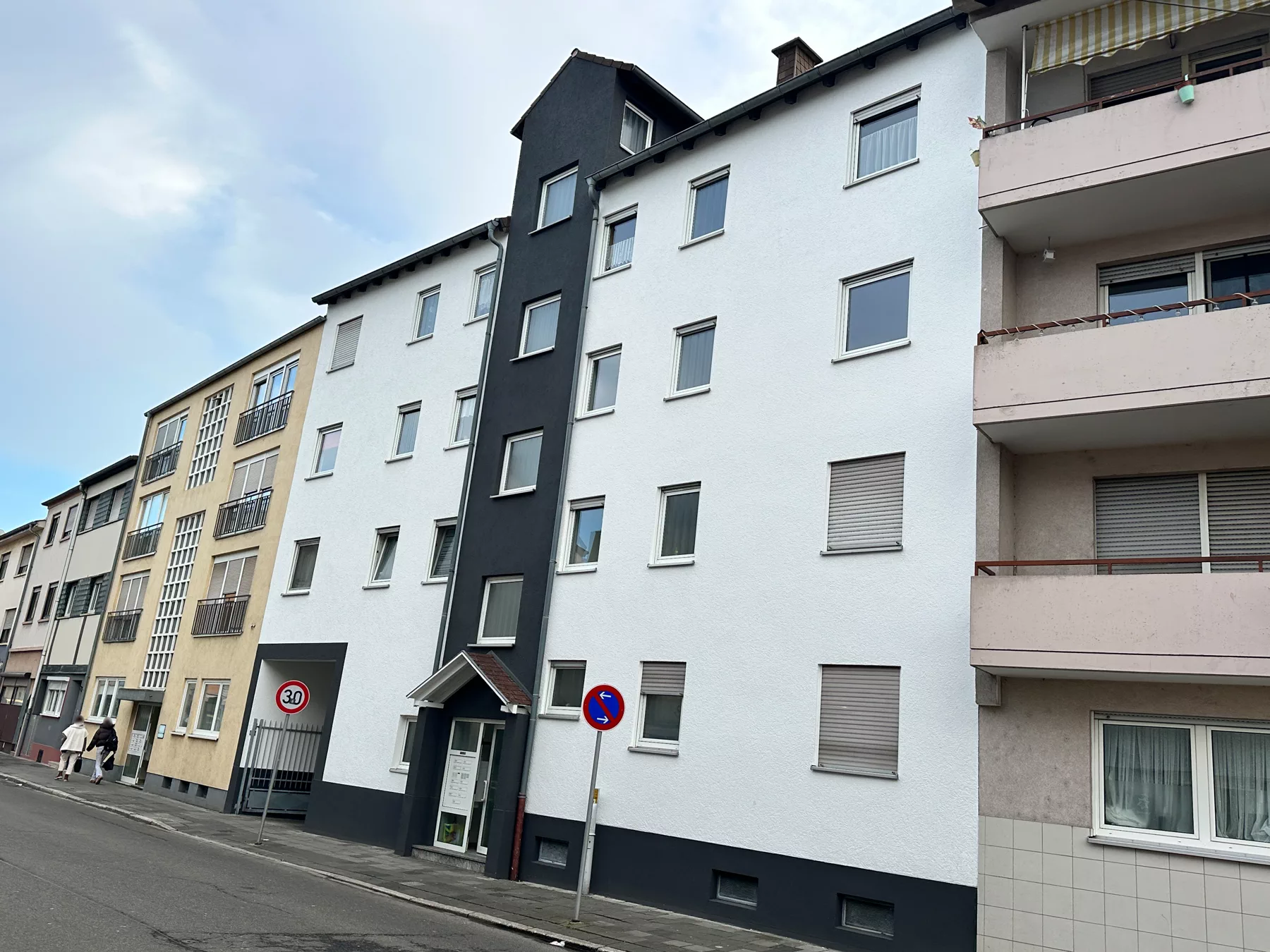 Mehrfamilienhaus mit kontrastreicher Fassade in Ludwigshafen