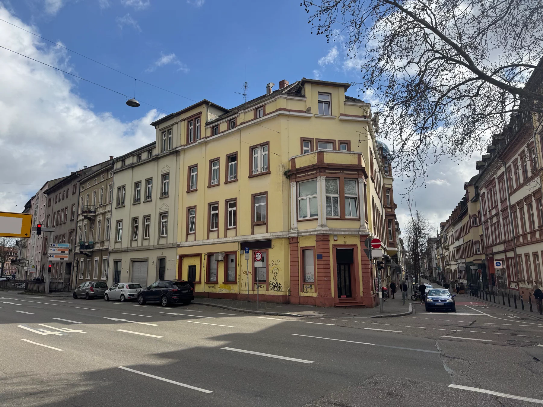 Innerstädtisches Eckgebäude mit historischer Fassade in Mannheim