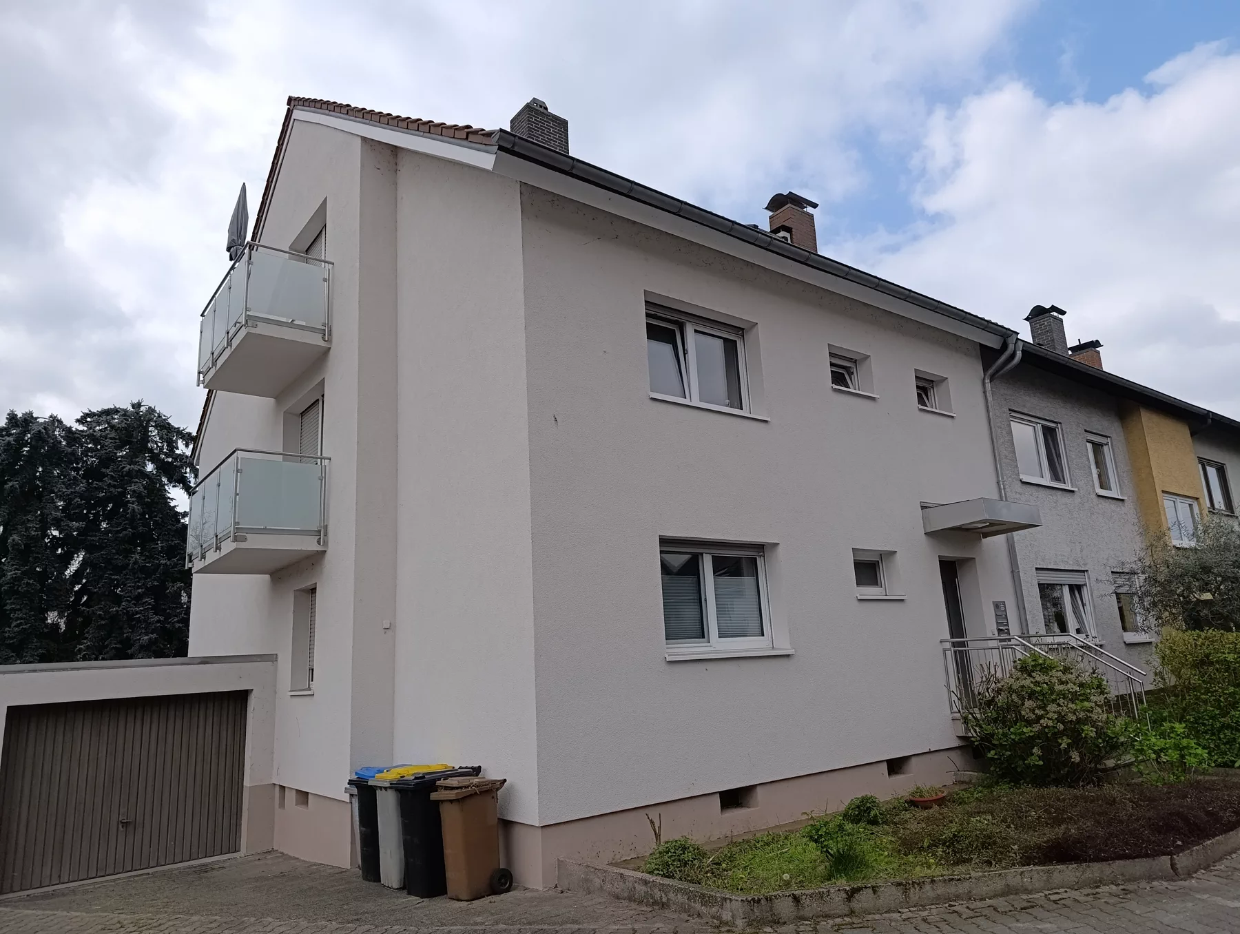 Saniertes Mehrfamilienhaus mit heller Fassade in Mannheim