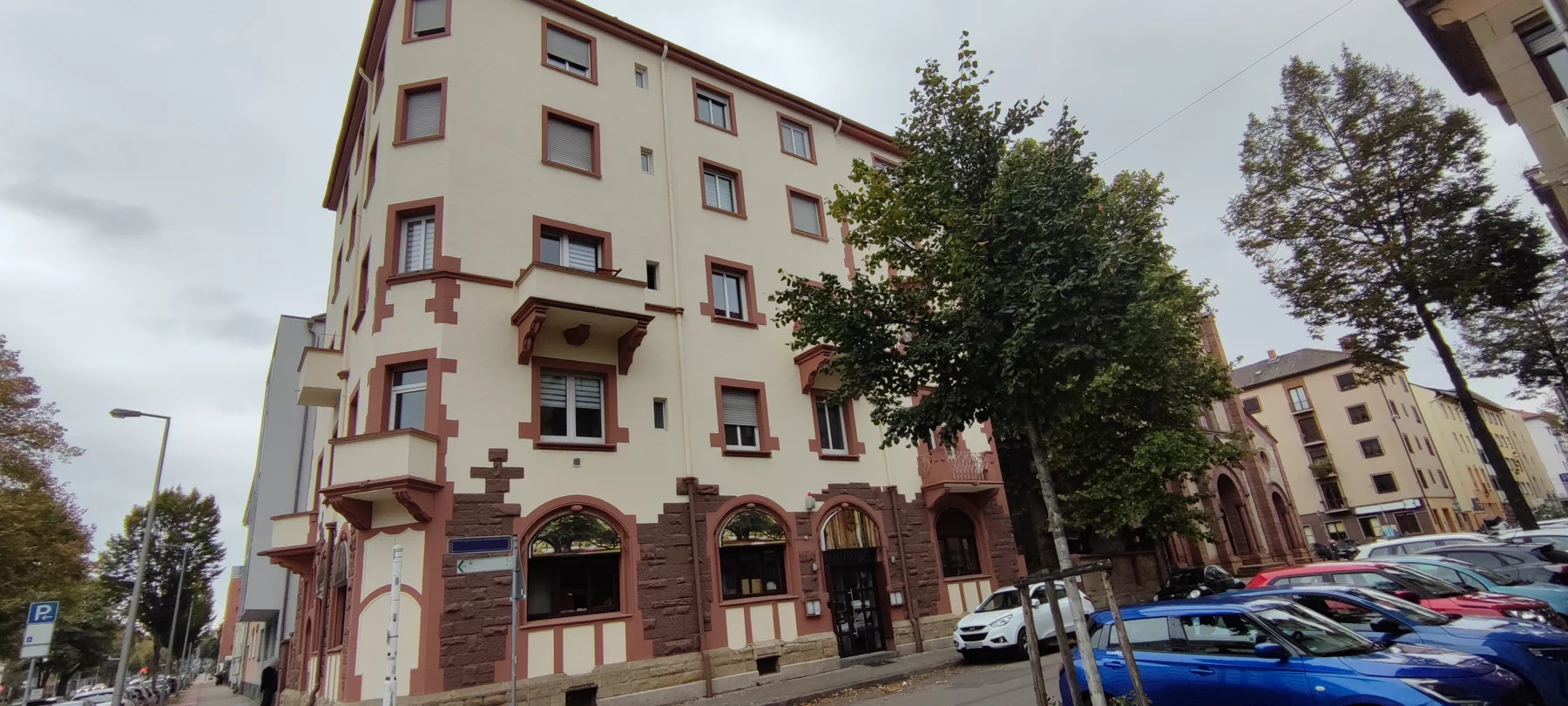 Mehrgeschossiges Wohngebäude mit historischer Fassadengliederung in Mannheim