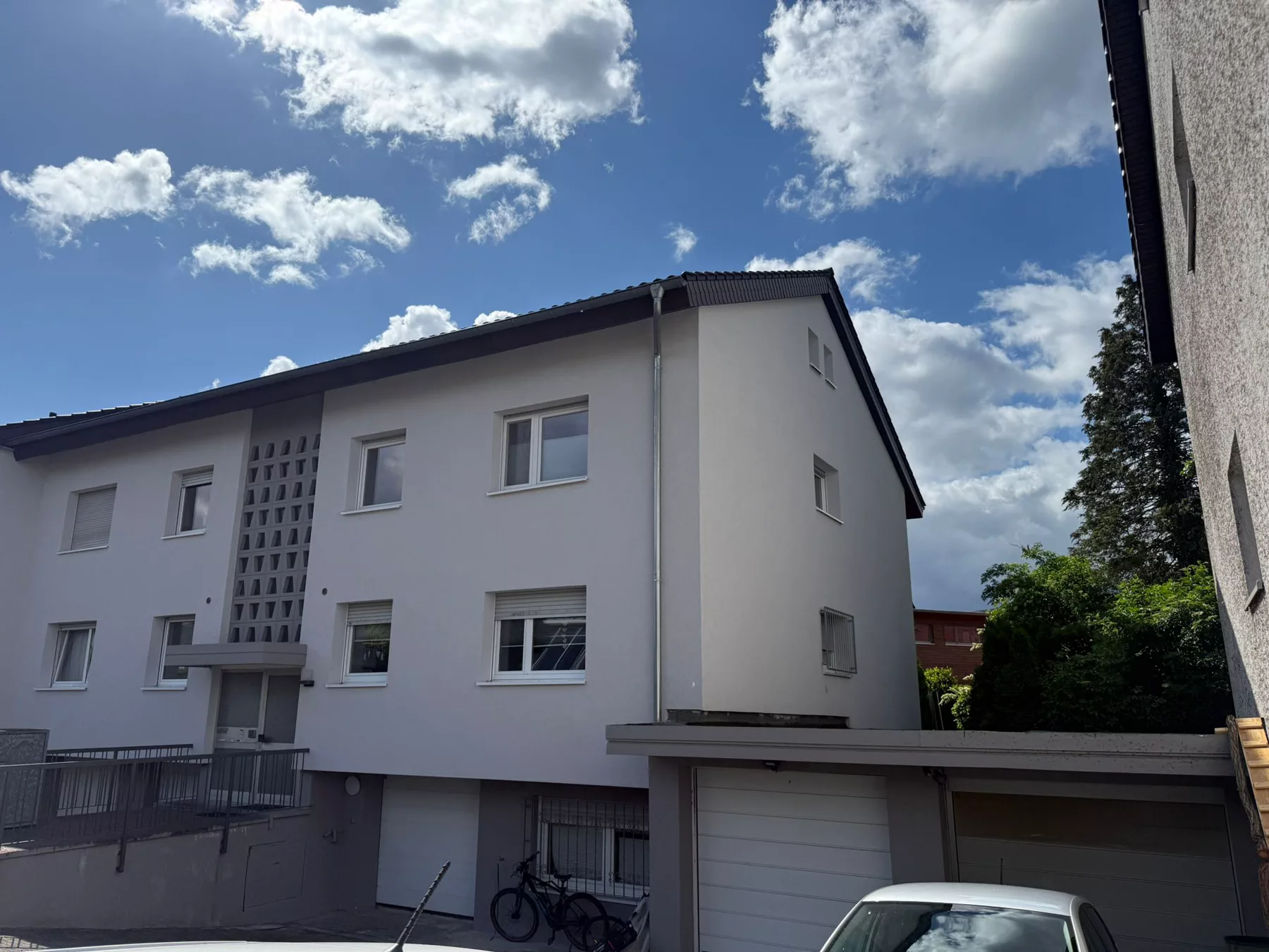Wohngebäude mit heller Fassade im Rhein-Neckar-Kreis
