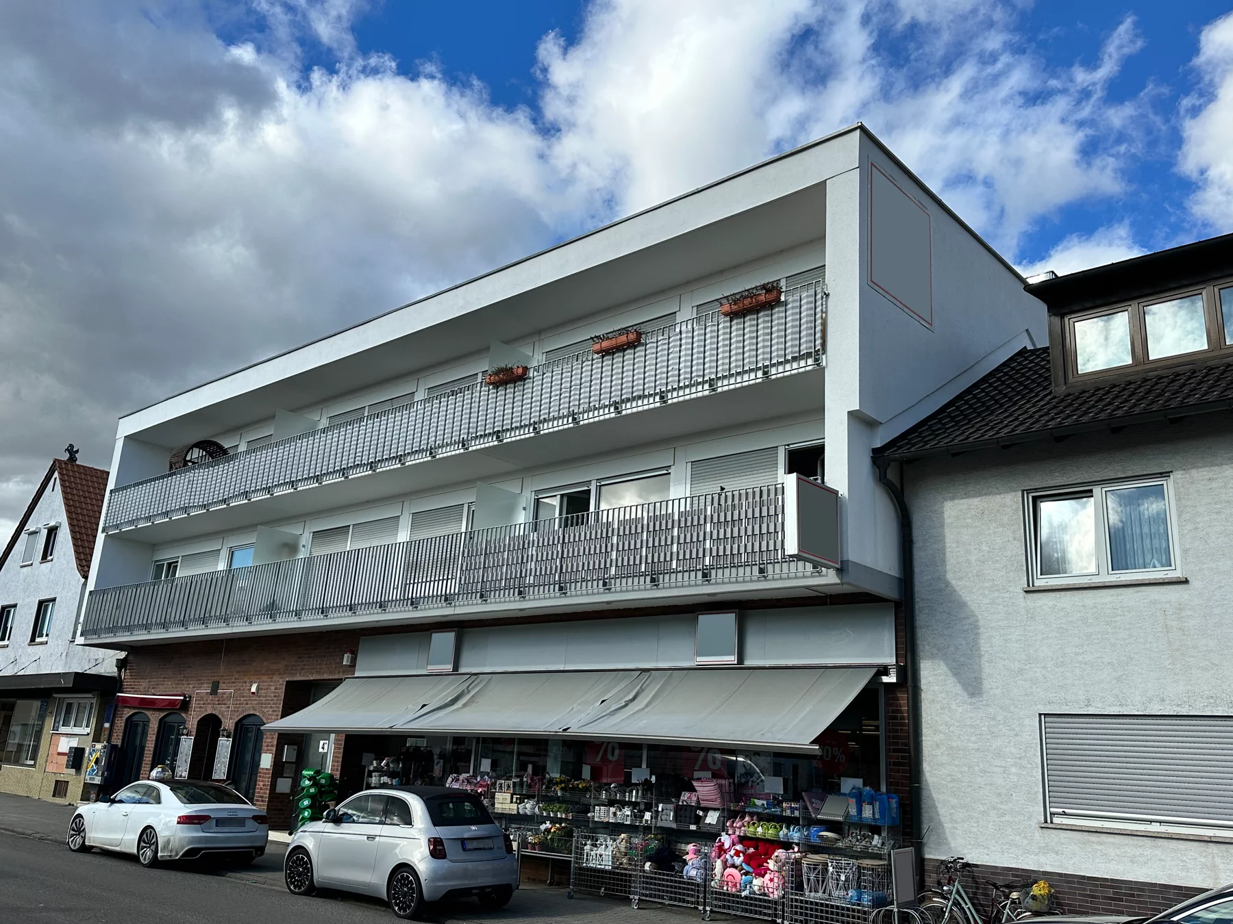 Wohn- und Geschäftshaus mit Balkonen im Rhein-Pfalz-Kreis